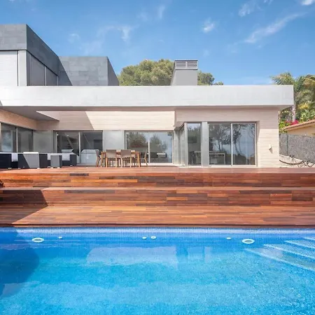 Limonium Deluxe With Private Pool, Tarracohomes