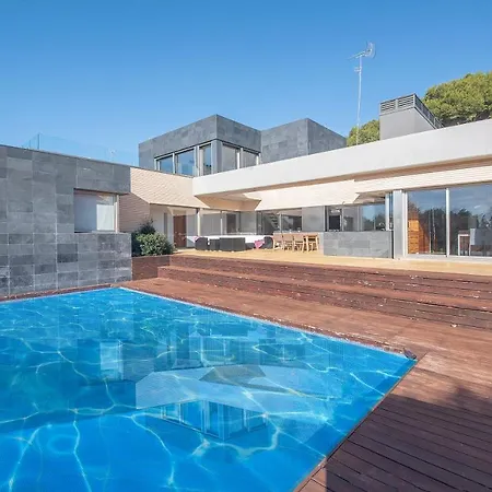 Villa Limonium Deluxe With Private Pool, Tarracohomes