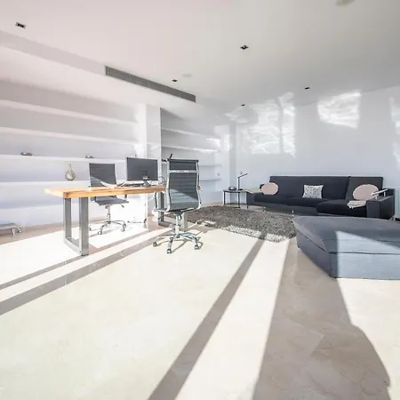 Limonium Deluxe With Private Pool, Tarracohomes