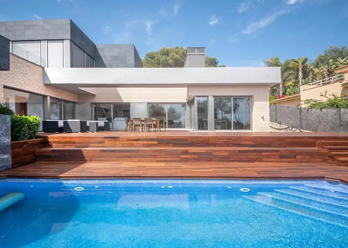 Limonium Deluxe With Private Pool, Tarracohomes