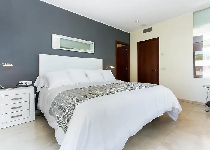 Limonium Deluxe With Private Pool, Tarracohomes