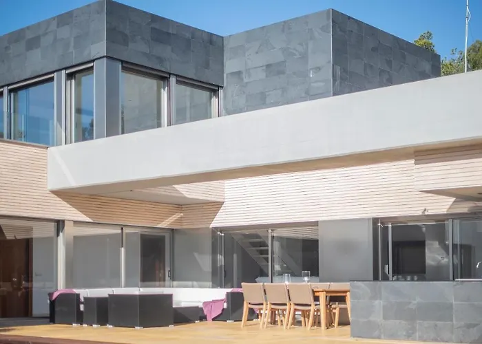 Limonium Deluxe With Private Pool, Tarracohomes