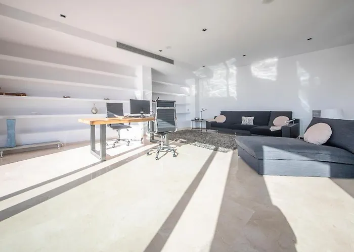 Limonium Deluxe With Private Pool, Tarracohomes