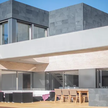 Limonium Deluxe With Private Pool, Tarracohomes